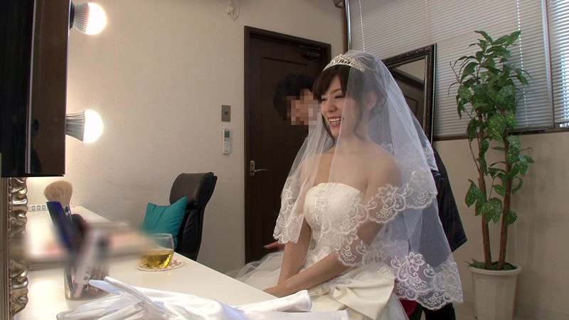 結婚式前にウェディングドレス姿で記念写真を撮影する幸せ絶頂のカップルの花嫁に『媚薬』、新郎に『眠剤』を飲ませたら、ウェディングドレス姿の花嫁が発情!寝ている新郎の目の前で他人のチ○ポを求め、ヨダレをダラダラ流しながら腰を振りまくって初めての浮気!
