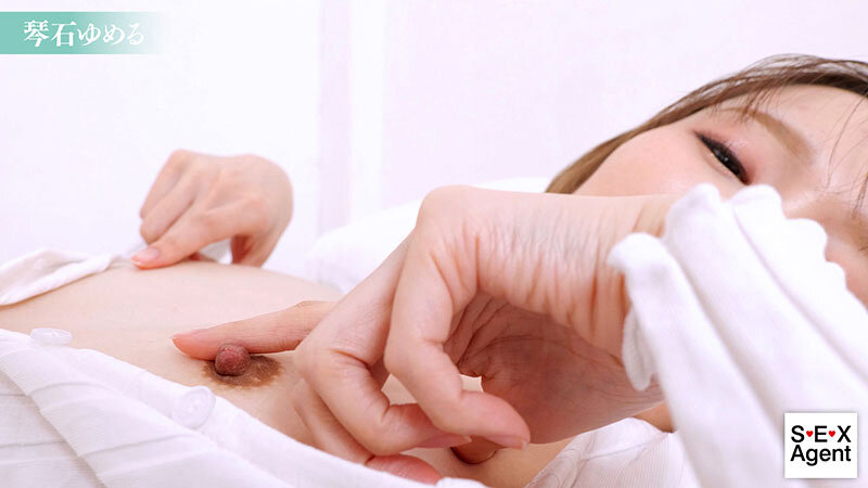 カメラ目線でチクニーする女子の顔面と勃起乳首を堪能するビデオ2