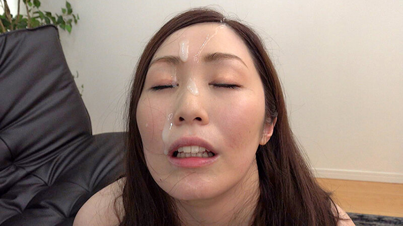 顔面に貼りつく新鮮ザーメン!!初めてのセンズリ鑑賞で予告なしの突然顔射される素人アラフィフ熟女! 3