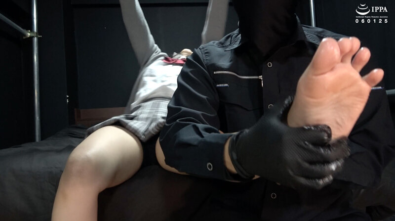 「ちっちゃ可愛い制服メガネの女の子をバンザイ拘束でくすぐりイジメ!」わかしラボ WAKA-059 桐谷すずね 2