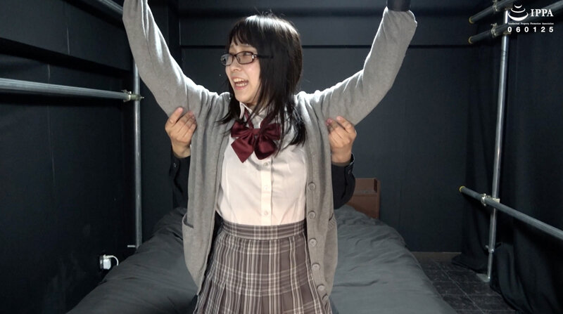 「ちっちゃ可愛い制服メガネの女の子をバンザイ拘束でくすぐりイジメ!」わかしラボ WAKA-059 桐谷すずね 2