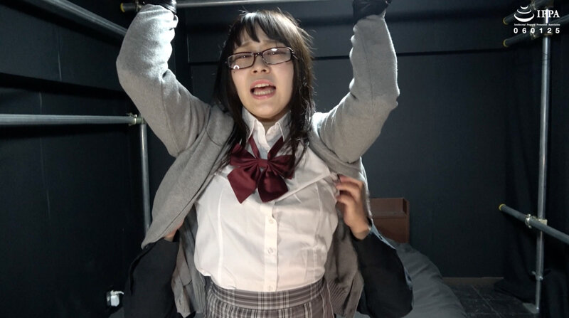 「ちっちゃ可愛い制服メガネの女の子をバンザイ拘束でくすぐりイジメ!」わかしラボ WAKA-059 桐谷すずね 2