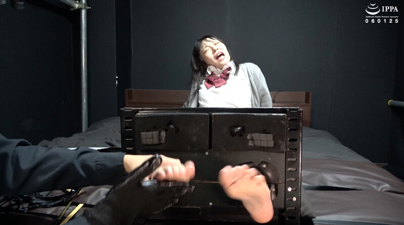 「足のサイズが22cmのちっちゃ可愛い制服女子を足枷くすぐり! ローション手袋はもうイヤ!」わかしラボ WAKA-059 桐谷すずね 3