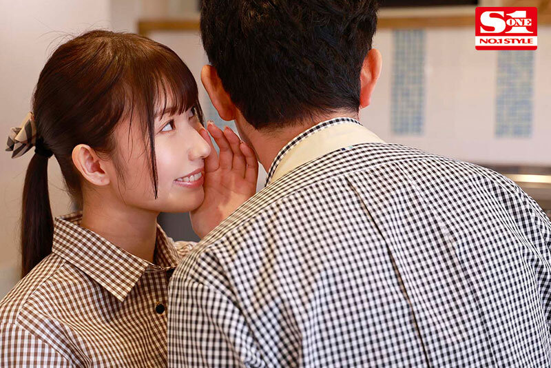 「ねぇ、ここでエッチしちゃおっか」バイト先のエロな後輩が密着ささやき淫語でいつも僕を寝取ろうとしてくる。 逢沢みゆ