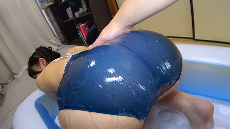 白浜美羽 濡れてテカってピッタリ密着 神スク水 可愛い女子のスクール水着姿をじっとりと堪能!着替え盗撮から始まり貧乳から巨乳にパイパン、ハミ毛、ジョリワキ等のフェチ接写やローションソーププレイやスク水ぶっかけ等を完全着衣で楽しむAV