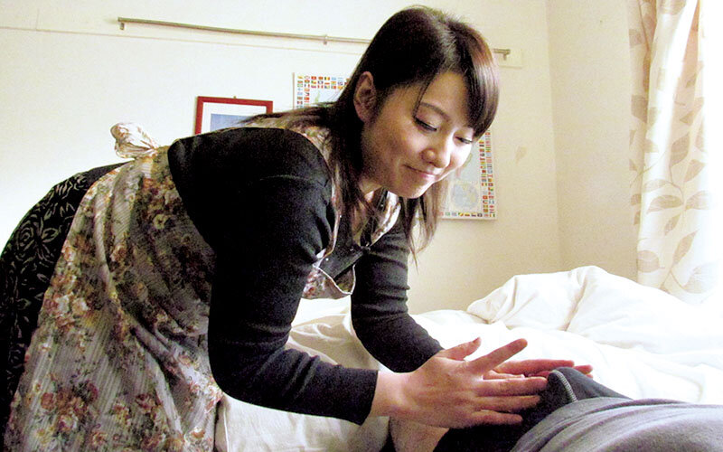 息子の朝勃ちチ○ポ射精させる母 ザーメン発射!!4時間