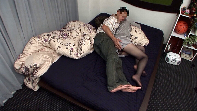 六本木で潰れていた現役CAをお持ち帰り!少し弄っただけで彼女のアソコは待っていたと言わんばかりの大洪水!熱く反りかえった肉棒で彼女のアソコを掻き乱す!