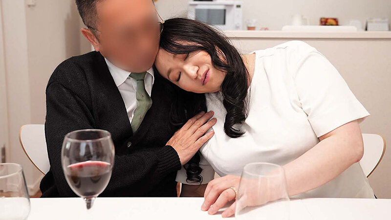 熟女の同窓会! 数十年ぶりに再会した同級生との秘密のセックス!