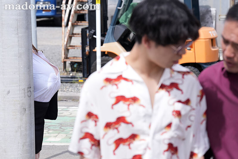 この大きな『任務(ミッション)』にはデカすぎる―。 Mcupに妨げられて潜入‘不能’…。人妻潜入捜査官 電信柱からハミ出てしまう悩ましき爆乳―。 叶愛