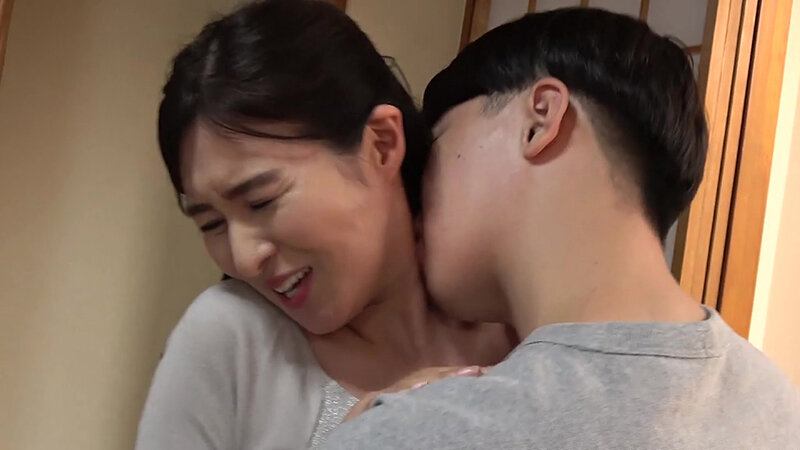熟女 秘密の午後 大家の奥さんの美乳に欲情したアパートに住む男は… 離婚したい妻は訪問営業男の肉棒にムシャブリつき…