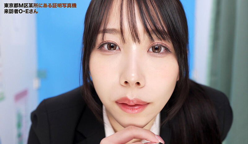 ここで撮影した写真を貼れば絶対合格するというピストンバイブ証明写真ボックス リクルートスーツの女子大生がどんなに突かれても笑顔をキープ