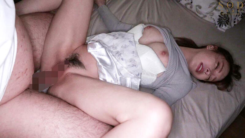 毎週土曜日、必ず俺の家の目の前で潰れている迷惑カップル。泥●中の彼氏の目を盗みだらしない彼女を1ヵ月かけて【オートマイキ（全自動絶頂）】するまで開発した。小倉由菜