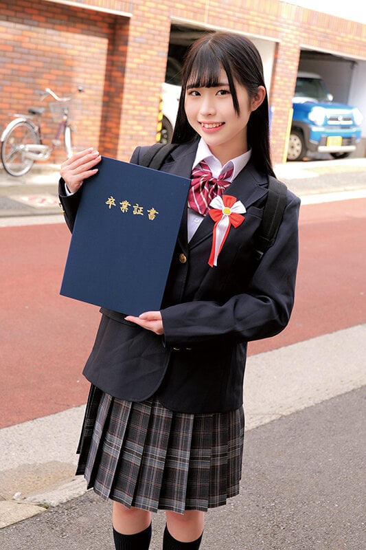 3分前まで女子○校生!~2025年~卒業式直後にガチナンパ!生まれて初めての素股体験!クリトリスがデカチンと擦れ合って我慢出来ずにヌルっと生挿入!そのまま人生初の生中だし!!