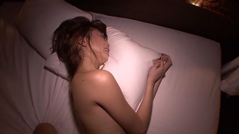 顔小さっ！足長っ！現役レースクイーンが男を誘惑！他を圧倒するスレンダーで美しい身体！エッチな衣装を身に纏い圧巻のパワーセックス！