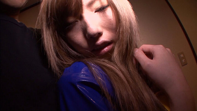 顔小さっ！足長っ！現役レースクイーンが男を誘惑！他を圧倒するスレンダーで美しい身体！エッチな衣装を身に纏い圧巻のパワーセックス！