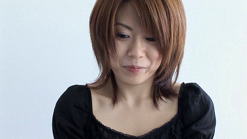 旦那が隠し持っていたアダルトビデオを見ていたら性欲を抑えきれなくなった美人妻！ビデオより激しい事をするべく極太バイブでアソコを広げ、極上の肉棒での中出しSEXにご満悦！