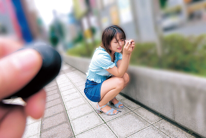 素人美少女とリモコンバイブお散歩「もう我慢できません…//」人混みの中ビクビク震えてイキまくってしまう女子たち！人生初の羞恥プレイでまさかのエロスイッチオン！みつきさんゆらさん