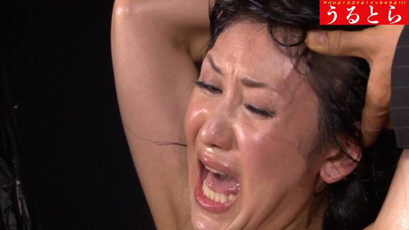 ダメっ見ないで！生徒たちの前で恥ずかしい姿を晒す女教師