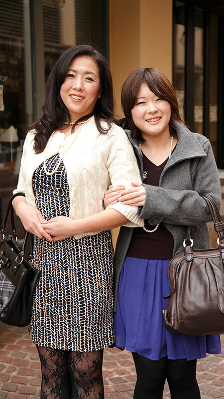 家族の絆は固かった!?「お父さんには言わないで」とか言いながら、娘の前でもお構いなし、欲求不満を拗らせた熟女母12名4時間3