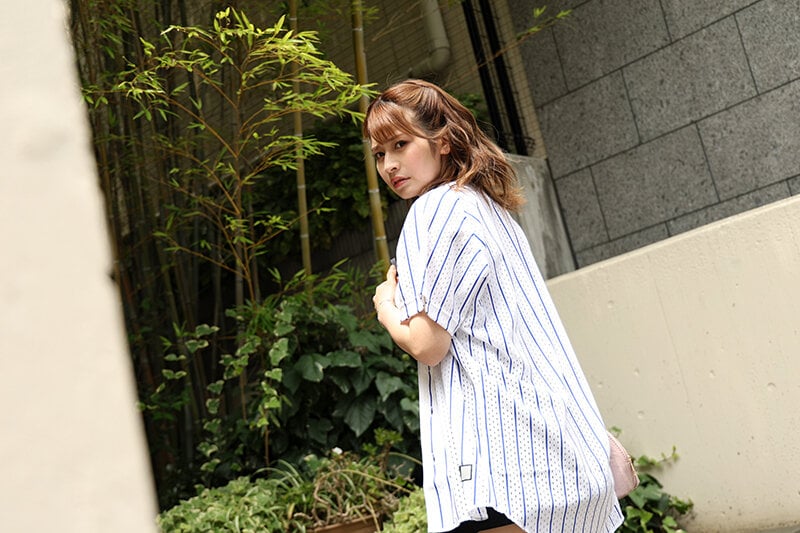 【VR】超リアル 尾行視点 球場で見かけた20代の笑顔が可愛い野球女子の家まで尾行して●す極悪レ〇プVR