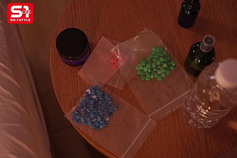 1週間あの手この手で媚薬を擦り込み続けた ギリギリミニスカ女子●生のあこがれの股間が 遂に今日、緩み、開き…効果絶大ー。 早坂ひめ