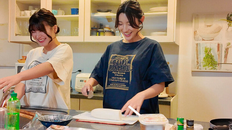 キレイなお姉さんに恋した私 勇気を出してレズビアンを伝えたら優しく受け入れてくれて…一緒にゴハンを作ってお風呂に入ってベッドで何度も身体を重ね合った初めてのレズ同棲 有加里ののか 森沢かな