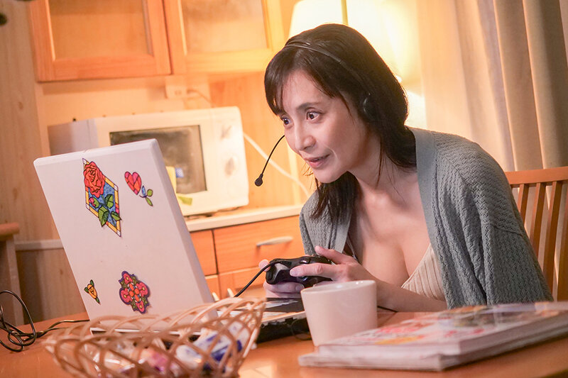 オンラインゲーム仲間が同世代だと思って会ったらまさかの全員セックス大好きおばさん！！ 誘われた個室居酒屋で股間をイジられ暴発したら朝まで何度も中出しさせられた