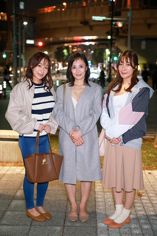 オンラインゲーム仲間が同世代だと思って会ったらまさかの全員セックス大好きおばさん！！ 誘われた個室居酒屋で股間をイジられ暴発したら朝まで何度も中出しさせられた