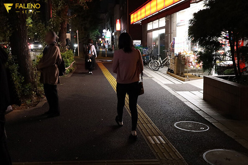イヤな顔しながらも素股までしてくれた押しに弱いエステティシャンの自宅の‘中’まで‘つきまとい’ 時田亜美