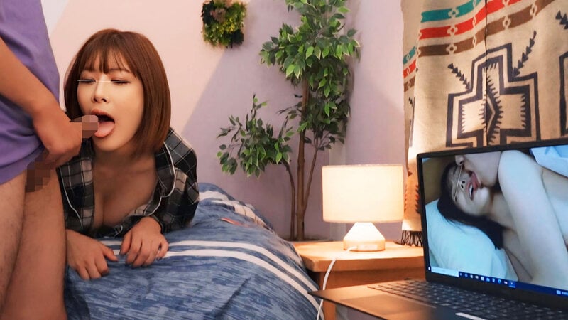 ノーハンドフェラチオで僕のチ〇ポにしゃぶりつく!!目の前に勃起したシコリち〇ぽ!パソコンの画面にはAV!刺激的すぎるエロビジュアルに興奮した女の子は発情ブースト!