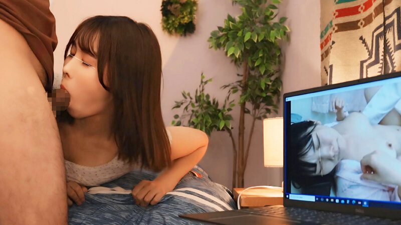 ノーハンドフェラチオで僕のチ〇ポにしゃぶりつく!!目の前に勃起したシコリち〇ぽ!パソコンの画面にはAV!刺激的すぎるエロビジュアルに興奮した女の子は発情ブースト!