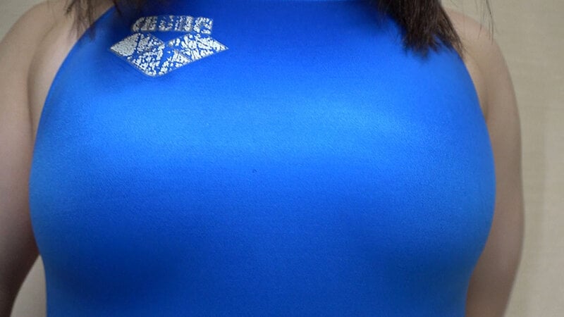 松井日奈子 濡れてテカってピッタリ密着 神競泳水着 可愛い女子の競泳水着姿をじっとりと堪能！着替え盗撮から始まり貧乳から巨乳にパイパン、ハミ毛、ジョリワキ等のフェチ接写やローションソーププレイや競泳水着ぶっかけ等を完全着衣で楽しむAV