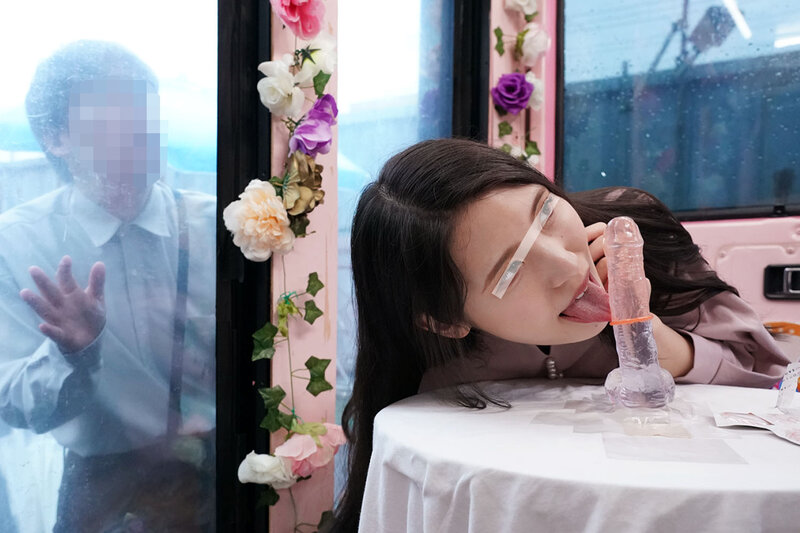 一般男女モニタリングAV×マジックミラー便コラボ企画 愛する夫の目の前で路上NTR!清楚な人妻が「お口だけでコンドーム装着」に挑戦!ノーハンドでデカチンを咥えたご無沙汰妻のオマ○コは欲しがり汁が溢れ出す!旦那の目の前で寝取って最後はゴムを外して生中出し!