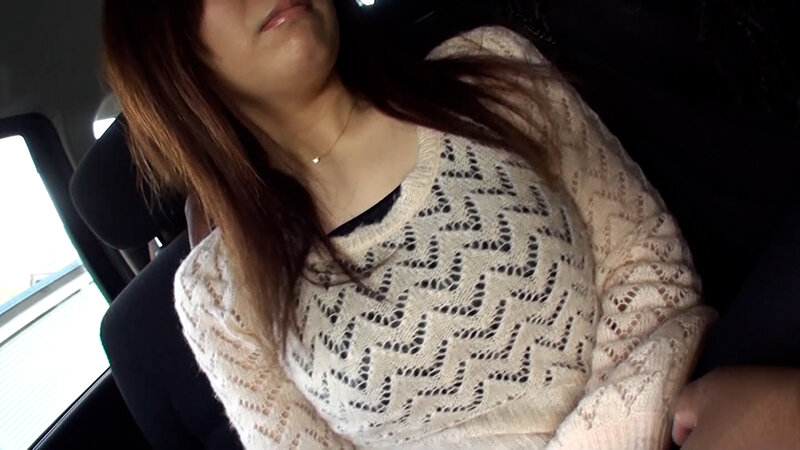 「ちょっと興味あるかも」黒人にナンパされた熟女さんはデカマラに興味津々！車の中でイチャイチャ！黒いデカマラにしゃぶりつく熟女にたっぷり口内発射！