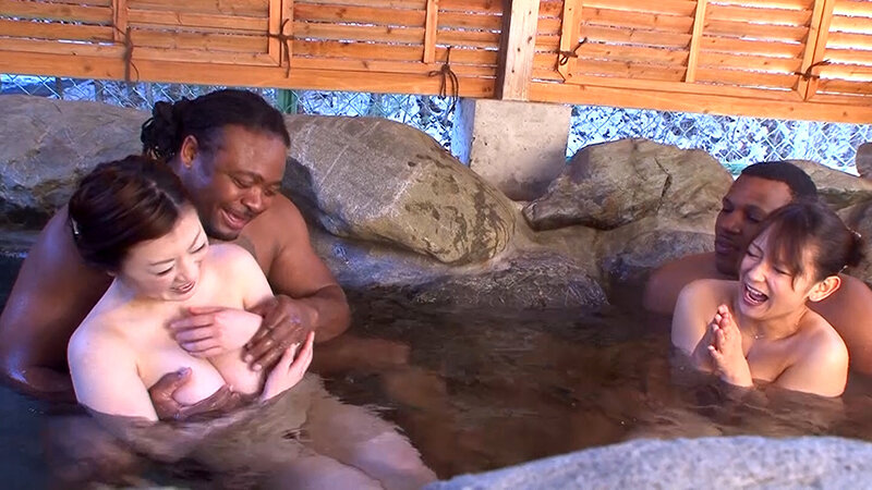 黒人混浴露天風呂ナンパ!想像以上の巨根に興味津々の素人熟女昇天乱交!