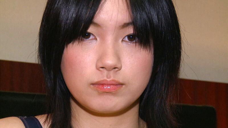 まだまだあどけなさが残るBODYに似合う、今や懐かしの紺水着で男を誘惑!いきり立った肉棒を丹念に舐め上げガチSEX!人生初の顔面シャワー!