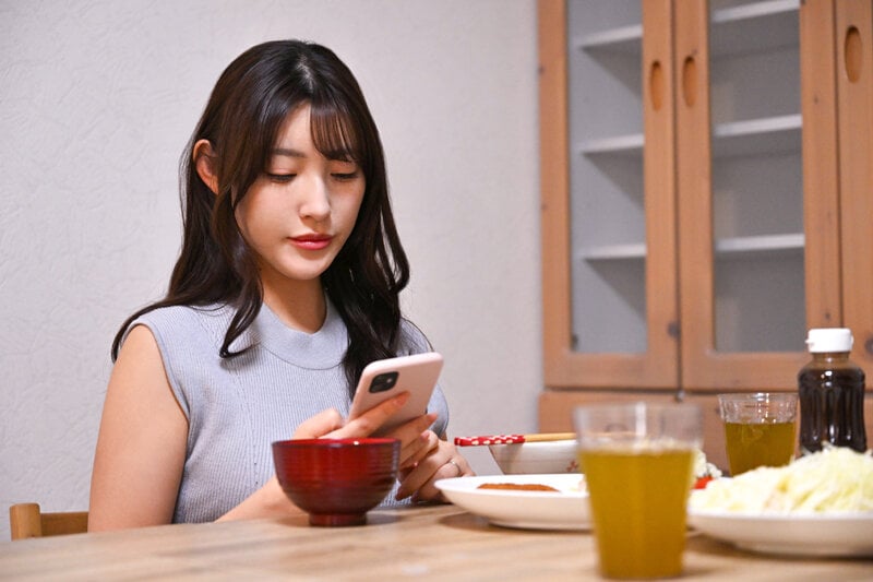 ホテルでの盗撮事件…既婚者同僚の絶倫棒でヨガリ狂う姿を配信された美巨乳妻 森沢かな