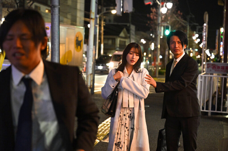 ホテルでの盗撮事件…既婚者同僚の絶倫棒でヨガリ狂う姿を配信された美巨乳妻 森沢かな