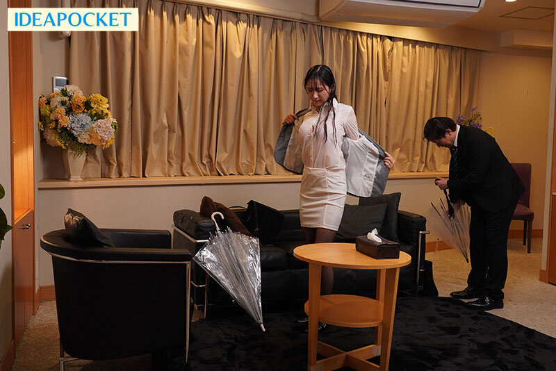 出張先が記録的豪雨で童貞部下と突然相部屋に…雨で濡れた身体に興奮した部下に襲われ朝まで9発のびしょ濡れ絶倫性交 役野満里奈