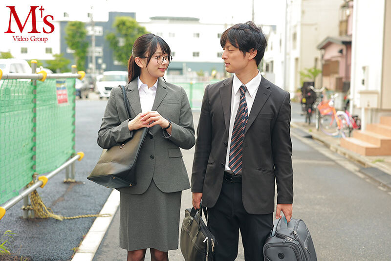 出張先のホテルで大人しい後輩女子社員とまさかの相部屋シングルベッド 突然、豹変した彼女は困惑するボクを密着誘惑し朝が来るまでひたすら痴女り続けた。 北岡果林