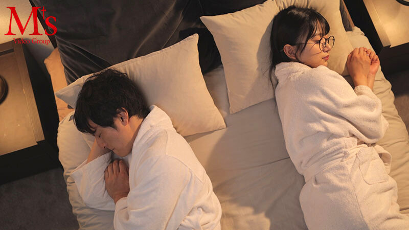 出張先のホテルで大人しい後輩女子社員とまさかの相部屋シングルベッド 突然、豹変した彼女は困惑するボクを密着誘惑し朝が来るまでひたすら痴女り続けた。 北岡果林