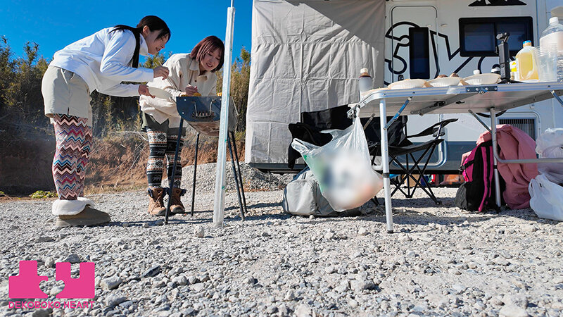 ハニカミキャンプ旅行 最初は緊張したけど…外でハグしてキスしたら…一気に距離が近づいてキャンピングカーで何度も身体を重ね合った24時間限定の恋人デート 皆月ひかる 咲野瑞希