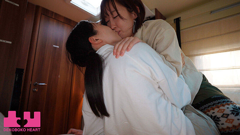 ハニカミキャンプ旅行 最初は緊張したけど…外でハグしてキスしたら…一気に距離が近づいてキャンピングカーで何度も身体を重ね合った24時間限定の恋人デート 皆月ひかる 咲野瑞希