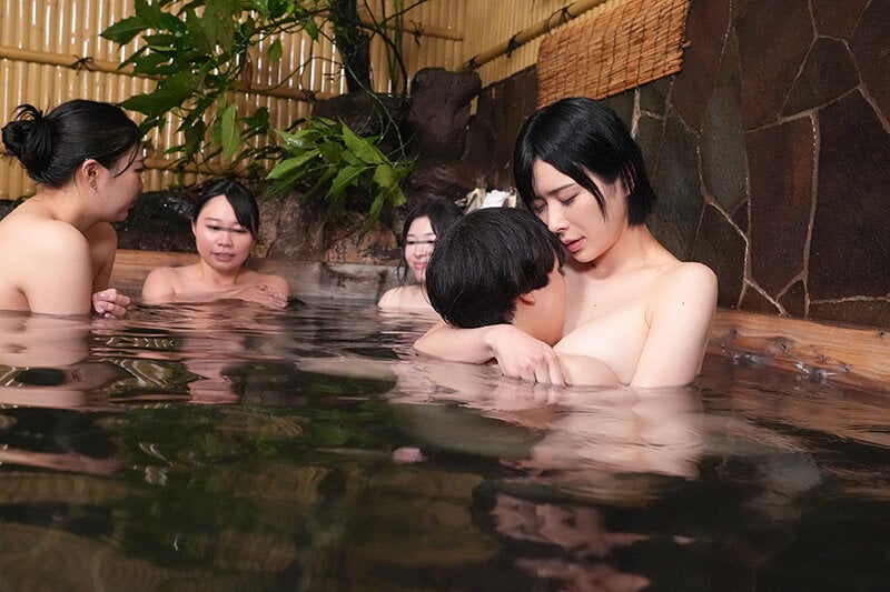 「おちんちん大きくさせてごめんね」小さいから大丈夫だろうと女湯に一緒に入った甥っ子がおっぱいだらけの状況にフル勃起!慌てた叔母さんがこっそり抜いてくれましたVOL.2