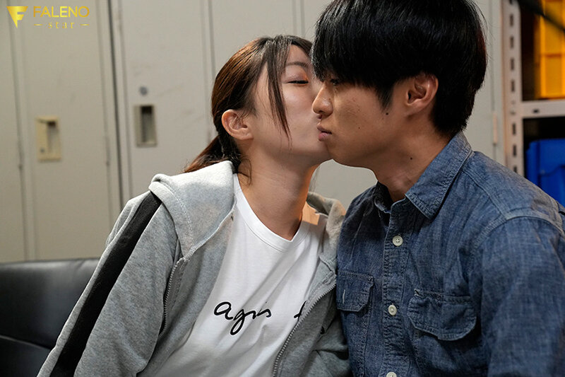 バイト先コンビニの大好きなスレンダーポニテ彼女が最低なゲス店長に寝取られ言いなり肉オナホに快楽堕ちさせられていた。 吉沢梨亜