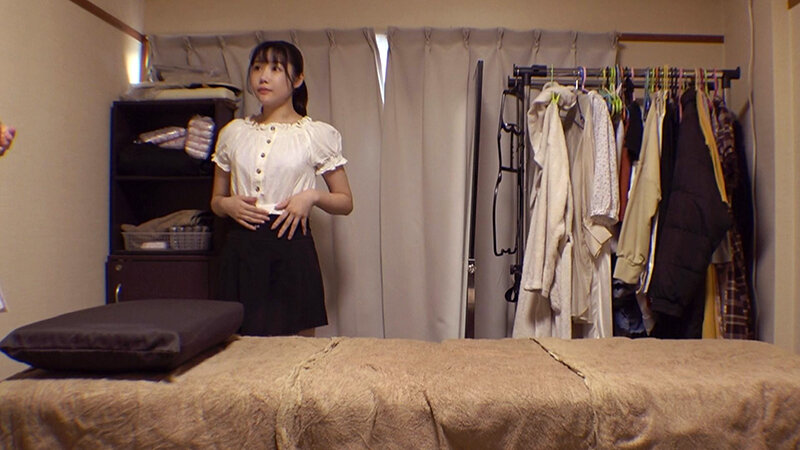 媚薬オイルマッサージ 痴●盗撮＆中出し素人娘VOL.62 超強力媚薬を配合したマッサージオイルを施術中に知らずに塗りこまれたオンナは、身体の火照りに驚き、チ〇ポを欲しがる自分に戸惑い、垂れ出したマン汁に恥ずかしがりながらも生ハメ中出しまで欲してしまう！