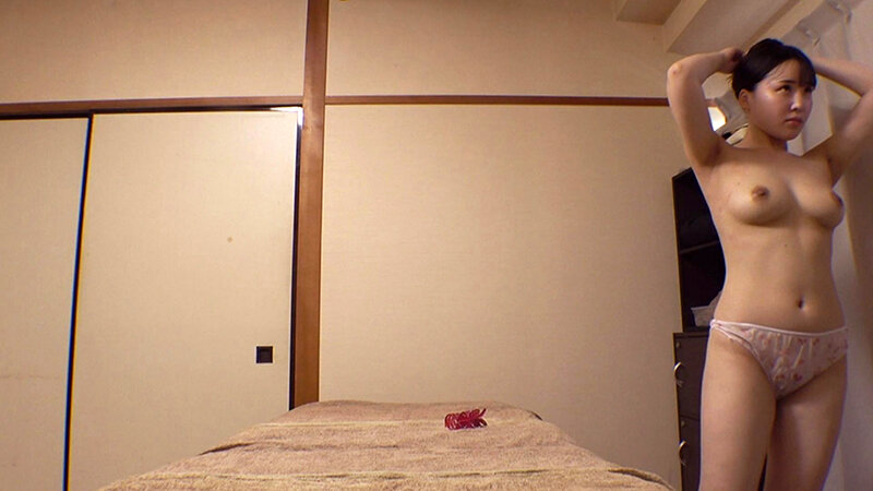 媚薬オイルマッサージ 痴●盗撮＆中出し素人娘VOL.62 超強力媚薬を配合したマッサージオイルを施術中に知らずに塗りこまれたオンナは、身体の火照りに驚き、チ〇ポを欲しがる自分に戸惑い、垂れ出したマン汁に恥ずかしがりながらも生ハメ中出しまで欲してしまう！