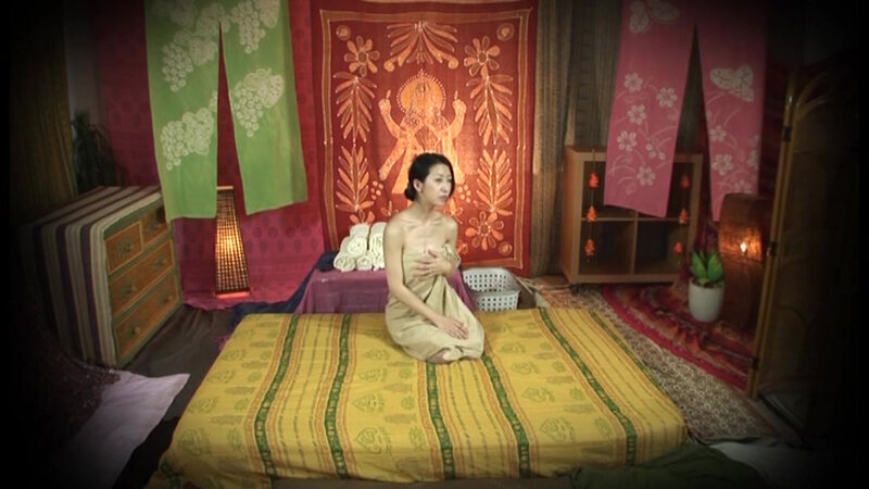 本日は奥様たちに未体験のタイ式マッサージを提供いたします