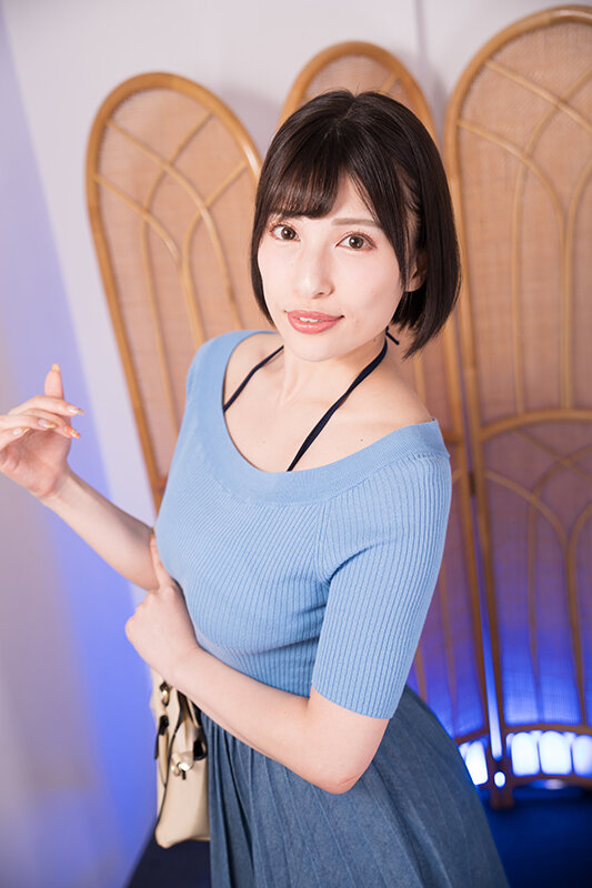 人妻限定高級エステサロン 無料体験チラシを持ってきた人妻はずきさん