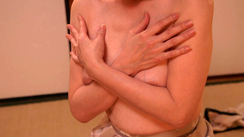 真っ昼間から間男とお楽しみの熟母!火照りの残るカラダと牝の匂い!長男の溢れる性欲にM気質開花の変態SEX!